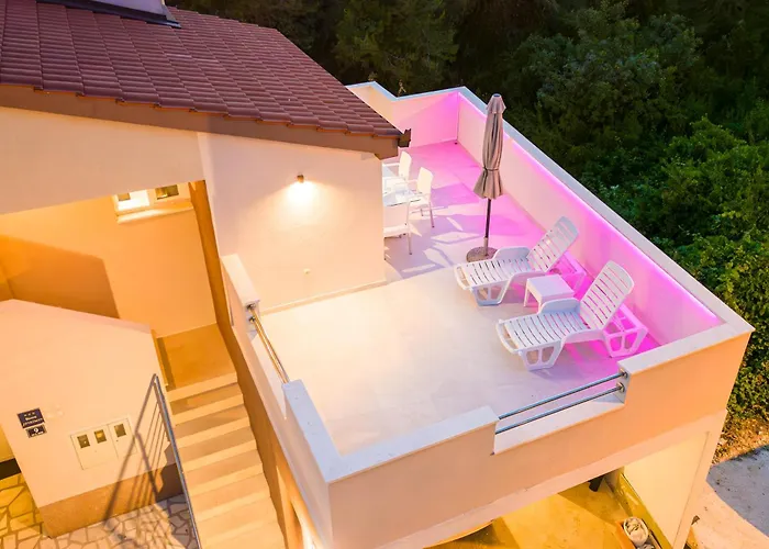 Bruno\'S Poolside Retreat