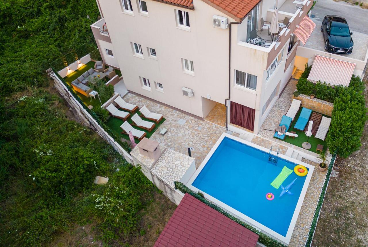 Apartment Bruno's Poolside Retreat