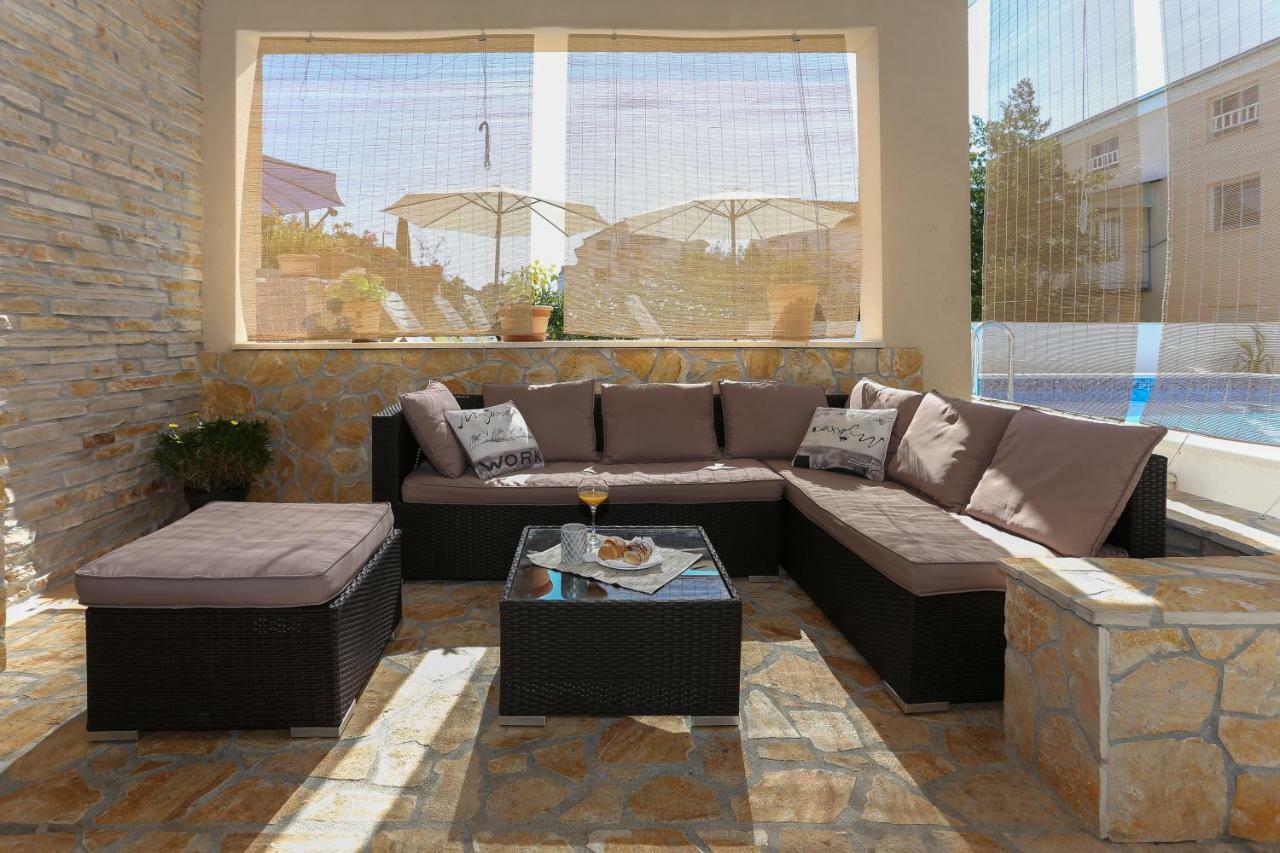 Bruno's Poolside Retreat Apartment *
