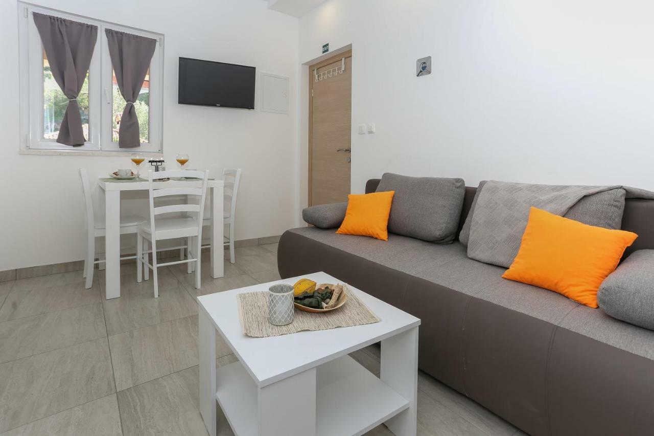 Apartment Bruno's Poolside Retreat Trogir