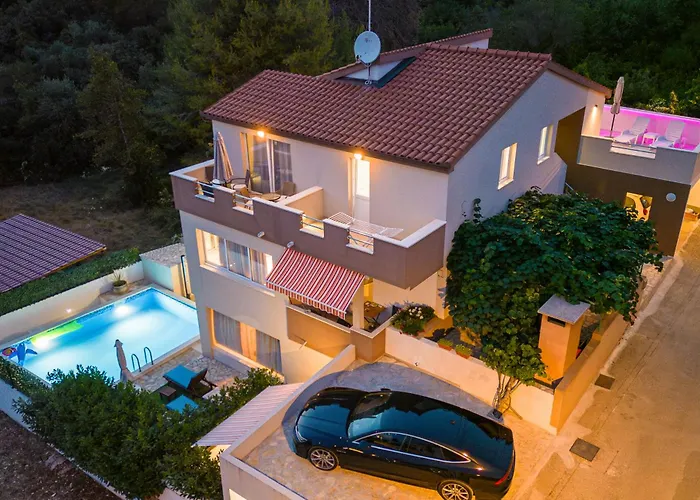 Bruno\'S Poolside Retreat