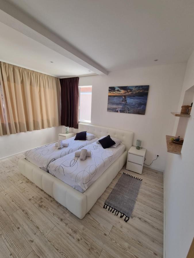 Appartement Bruno's Poolside Retreat *