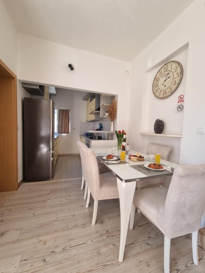 Appartement Bruno's Poolside Retreat *